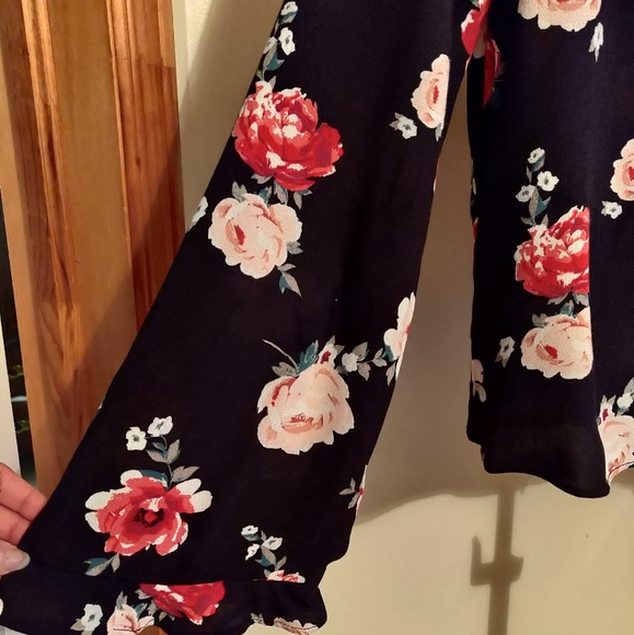 Black blouse with roses - Picture 8 of 8